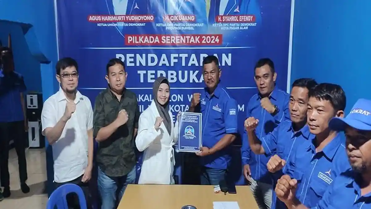 Pilkada Pagar Alam 2024: Ambil Formulir ke Demokrat, Bertha Didampingi Eks Wawako Novirza Djazuli