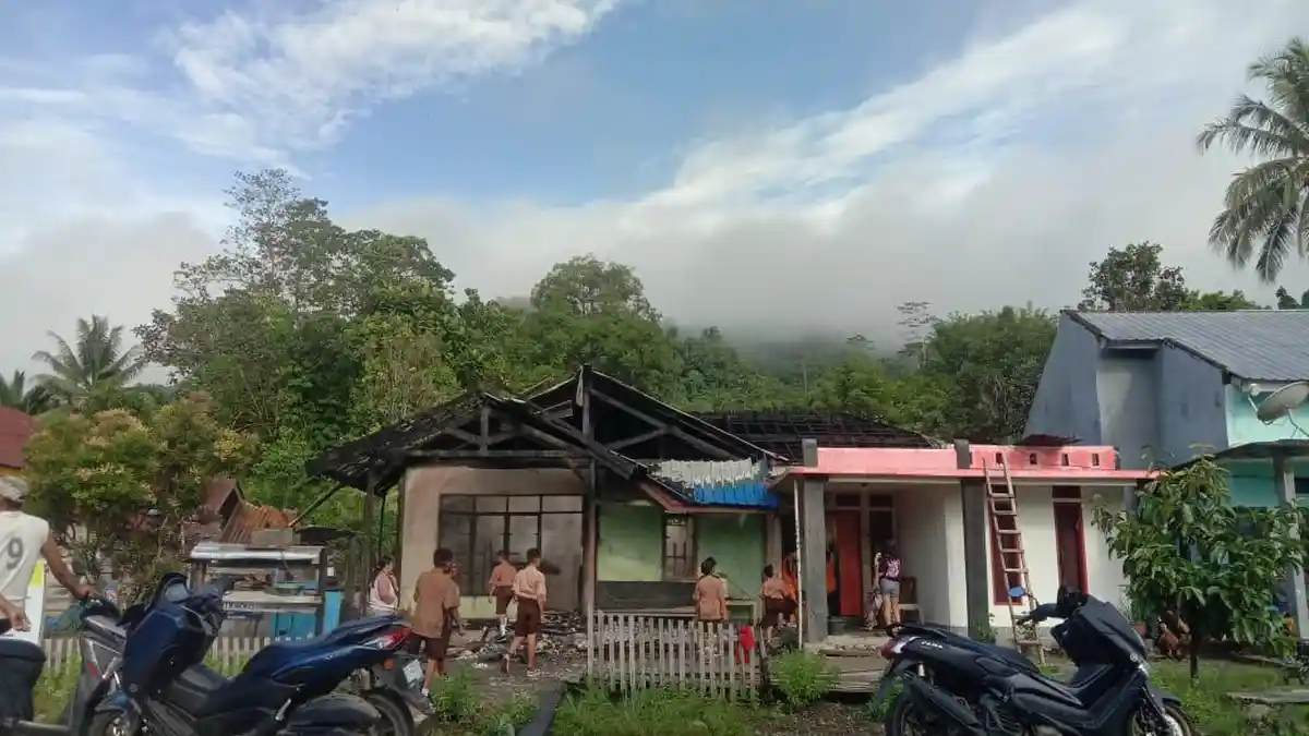 BREAKING NEWS: 2 Rumah di Desa Hinua Bonehau Mamuju Terbakar Dini Hari Tadi