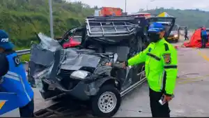 polisi-olah-TKP-kecelakaan-tol-cisumdawu-0705-2026-1.jpg
