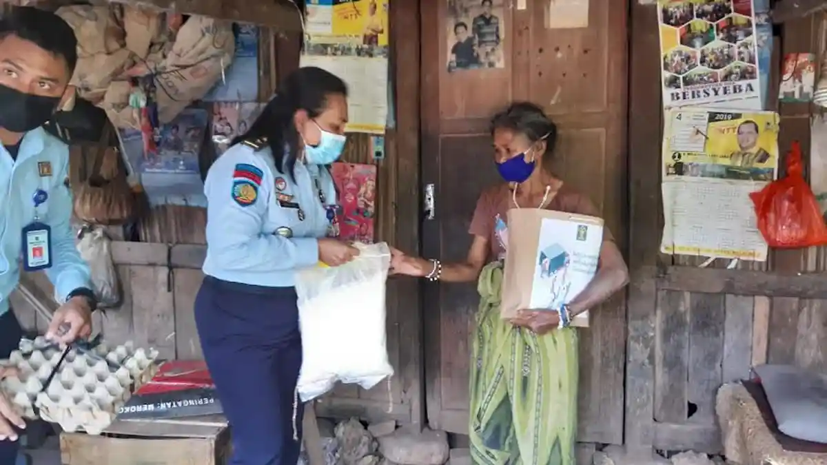 Marciana Serahkan Bantuan Kumham Peduli Bagi Warga di Perbatasan Negara