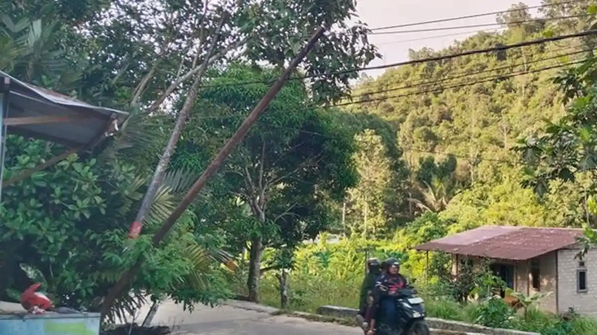 Warga Mugirejo Samarinda Was-was Tiang Jaringan Telekomunikasi Nyaris Roboh