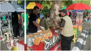 Iwan-sedang-menjaga-dagangan-Pizza-Suboli-di-Car-Free-Day-CFD-Slamet-Riyadi-Solo.jpg