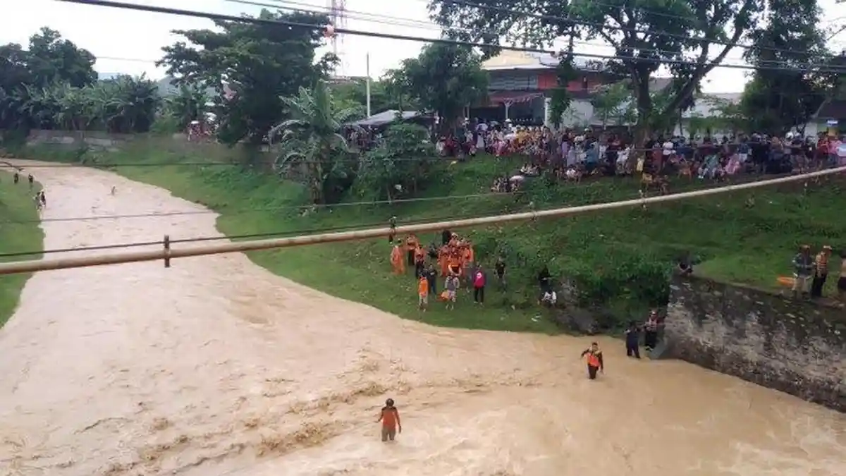 Dua Warga Dilaporkan Hanyut Terbawa Arus saat Sungai Latuppa Palopo Meluap
