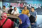 ketua-umum-ika-sma-negeri-5-makassar-andi-rukman-memberikan-keterangan.jpg
