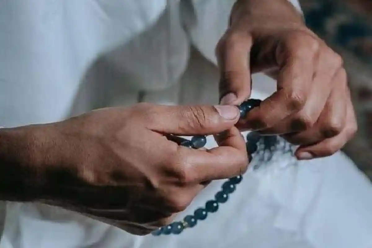 Bacaan Doa Setelah Sholat Maghrib Arab, Latin, Artinya Lengkap Niat Shalat