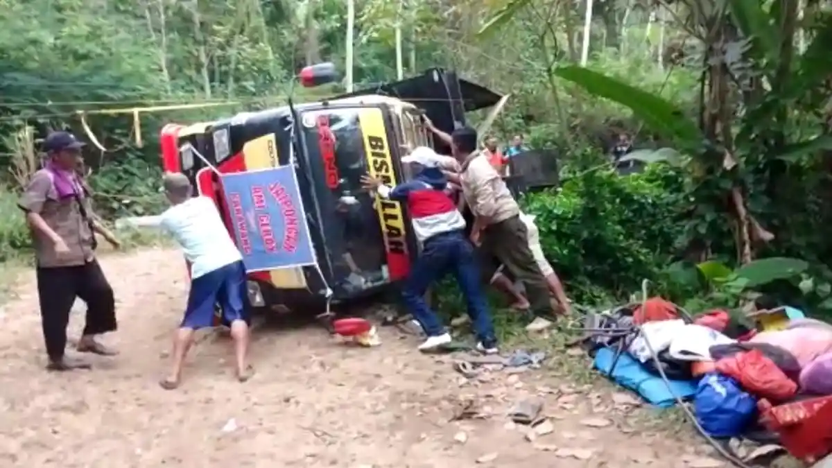 Kecelakaan di Cigunungherang Cianjur, Truk Rombongan Jaipong 'Ami Geboy' Terguling