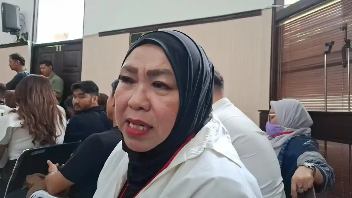 Datang dari Makassar, Irani Menangis Lihat Nikita Mirzani Divonis: Enggak Tega