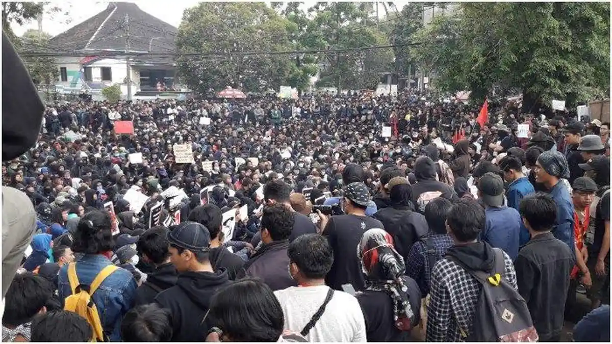 Rektor Unisba Angkat Suara Soal Ricuh Depan Gedung DPRD Kota Bandung, 92 Mahasiswa Dirujuk ke RS