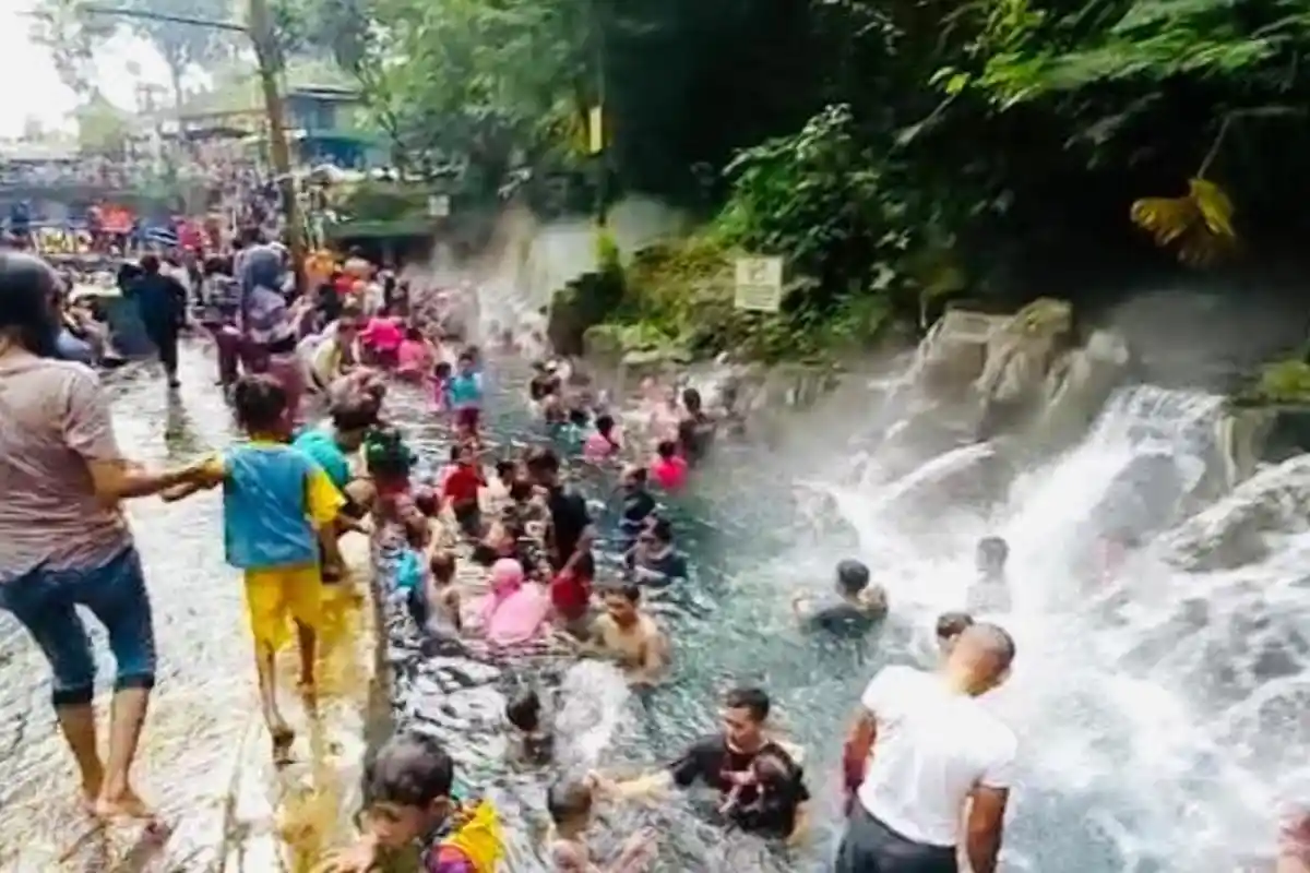 Pengunjung Objek Wisata Guci Naik Saat Libur Lebaran, Wisatawan Lokal Masih Mendominasi