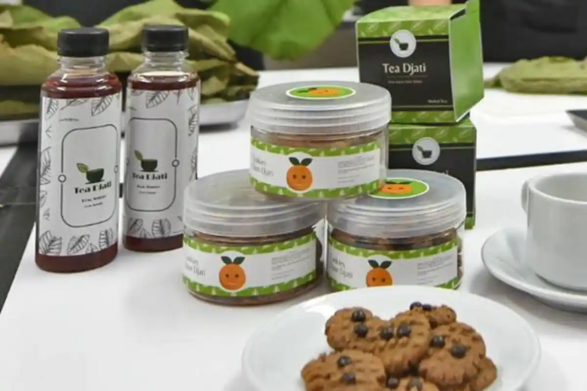 Kolaborasi dengan UKWM Surabaya, Dosen dan Mahasiswa Ubaya Ciptakan Kukis dan Teh dari Daun Jati