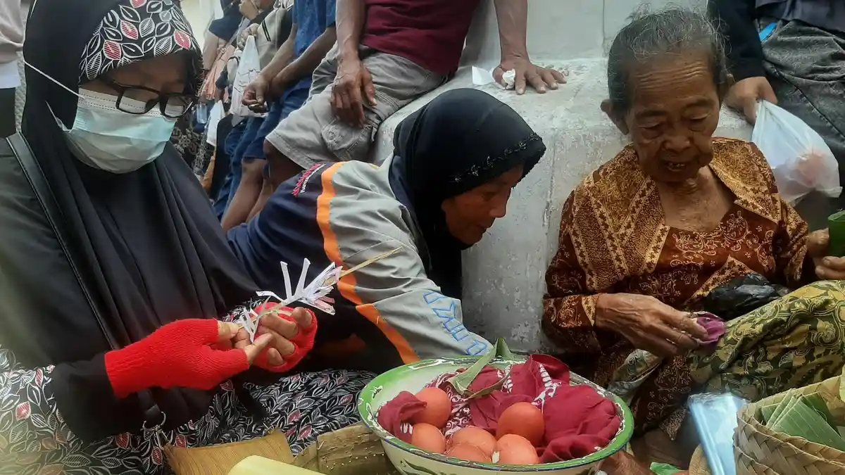 Mbah Lagiyem Penjual Endog Abang di Gerebek Maulud Keraton Yogyakarta