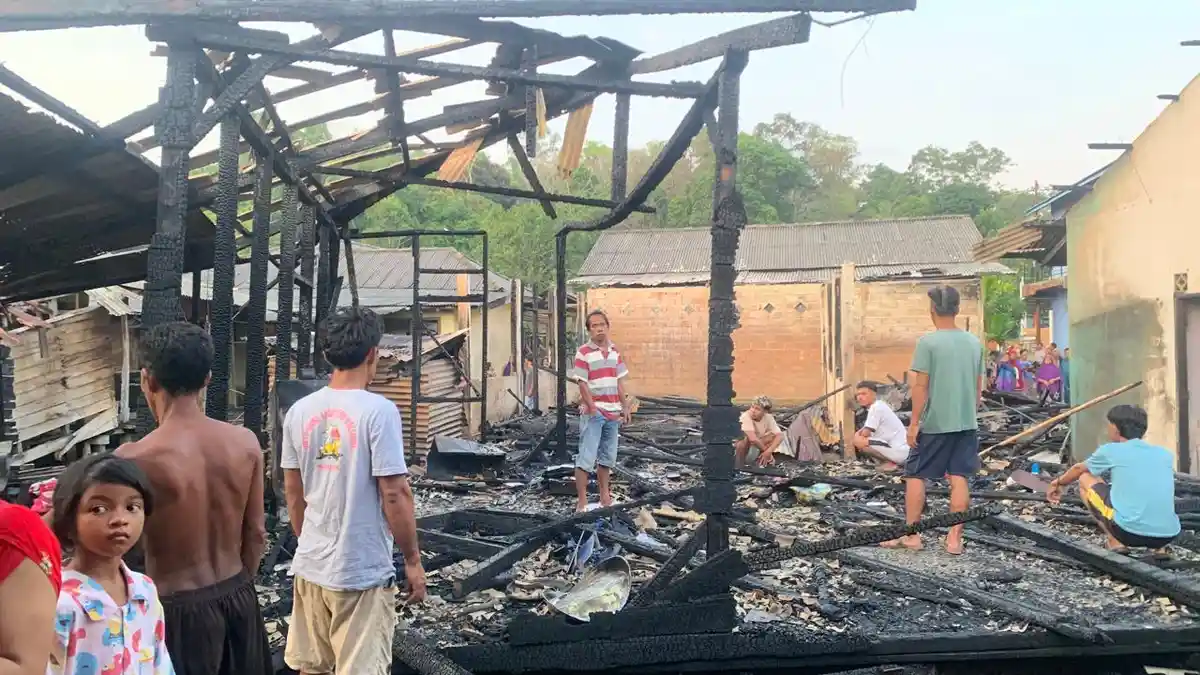 Kebakaran Hebat di Desa Kelong Bintan Pesisir Minggu Dinihari, 6 Rumah Warga Ludes Terbakar