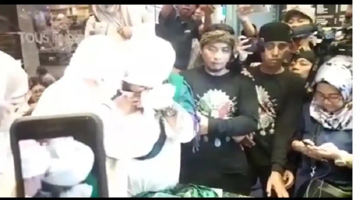 Tangis Ustaz Derry Sulaiman saat Cium Rambut Nabi Muhammad yang Dibawa Opick, Salawat Berkumandang