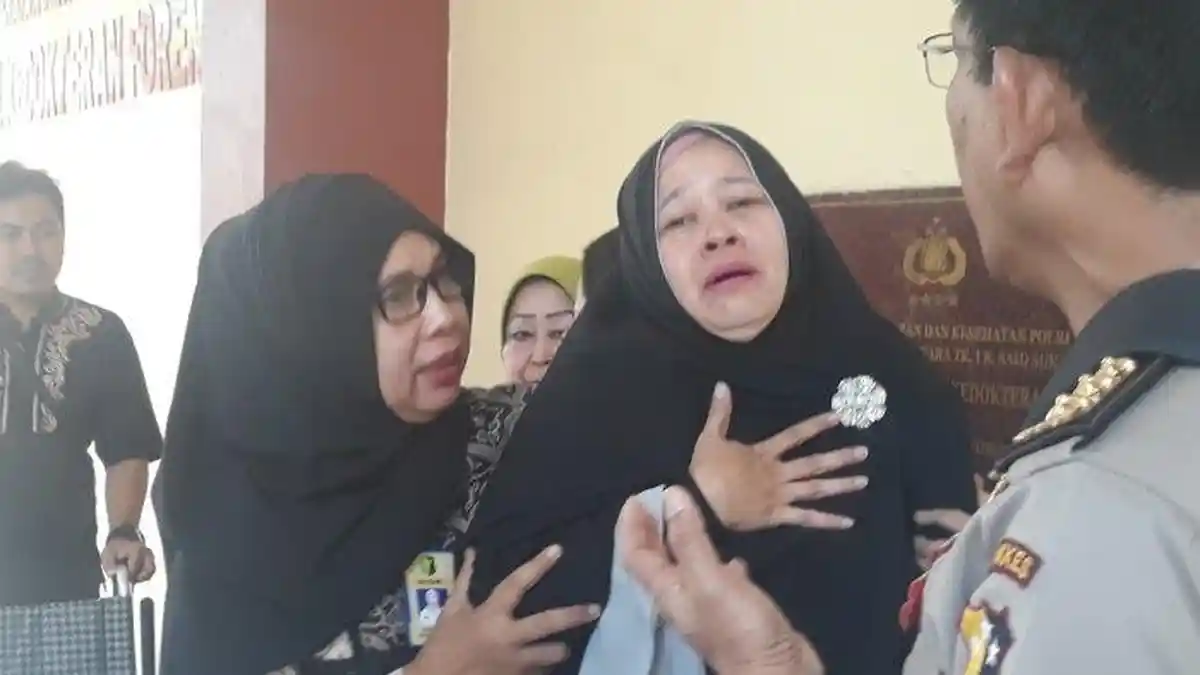 TANGISAN Keluarga Sambut Jenazah Pupung Sadili dan Anaknya: Kuatin Hamba Ya Allah, Astagfirullah