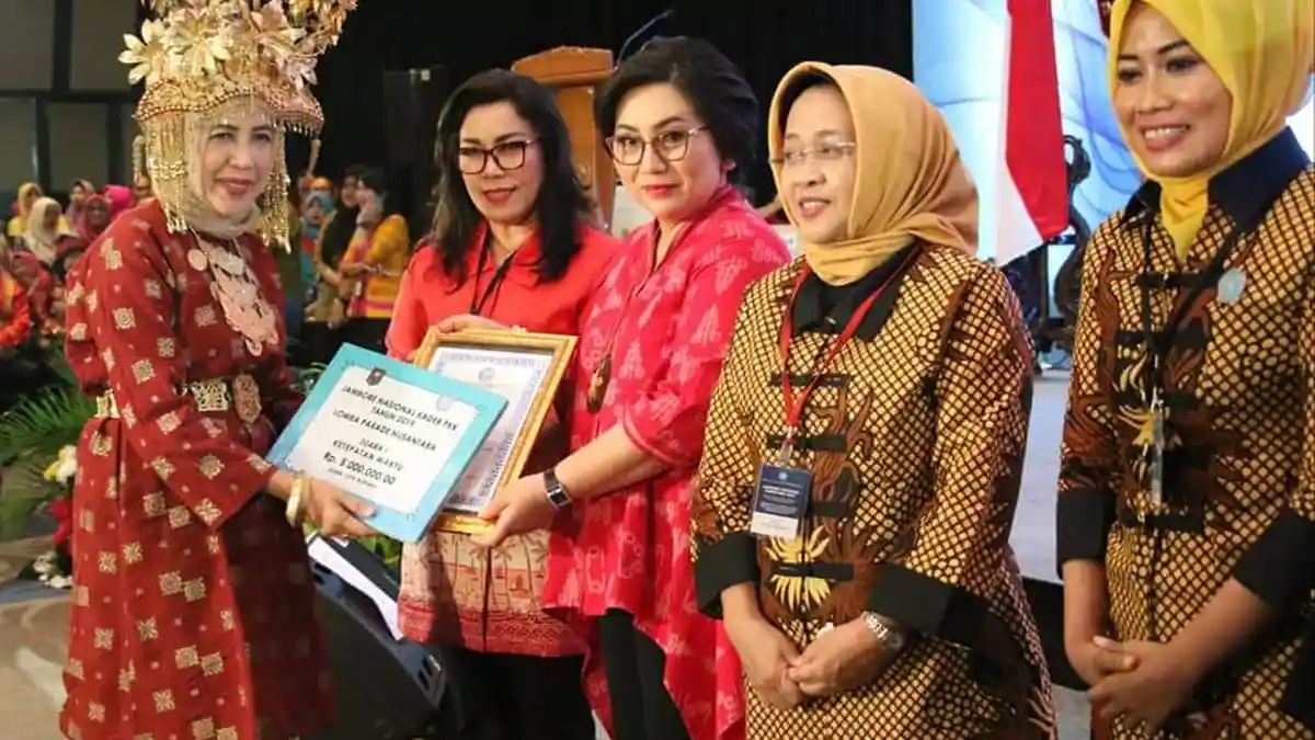 TP PKK Sulut Juara Lomba Parade Nusantara, Rita Tamuntuan dan Devi Tanos Bawa Pulang Hadiah