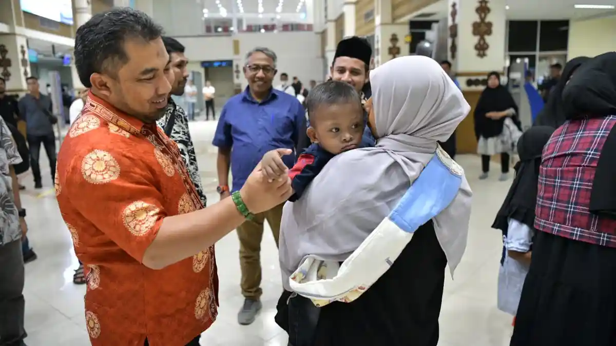 Pj Bupati Aceh Besar Antar Keberangkatan Berobat  Pasien Anak Bocor Jantung Berobat