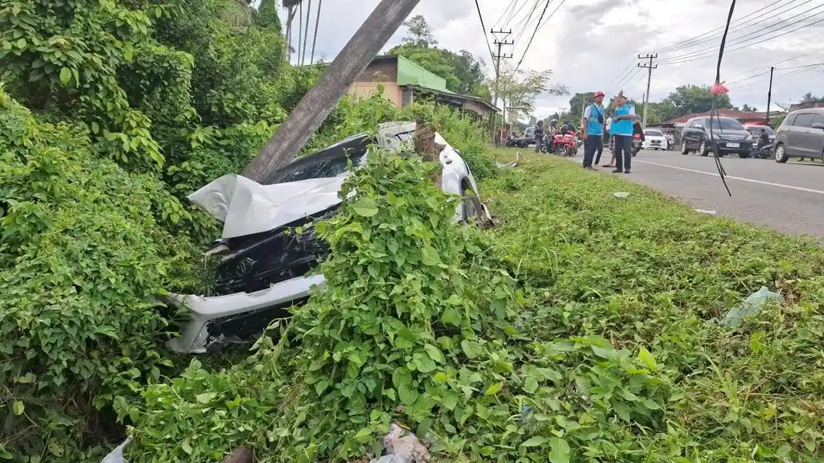 Fortuner Hantam Tiang Listrik di Pinggir Jalan Nasional di Pidie, Begini Nasib Pengemudi Mobil