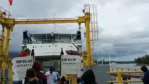 kapal-ferry-poto-tano-cuaca-ekstremjpg.jpg