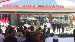 Presiden-Joko-Widodo-saat-meresmikan-pengoperasian-Bandar-Udara-3.jpg