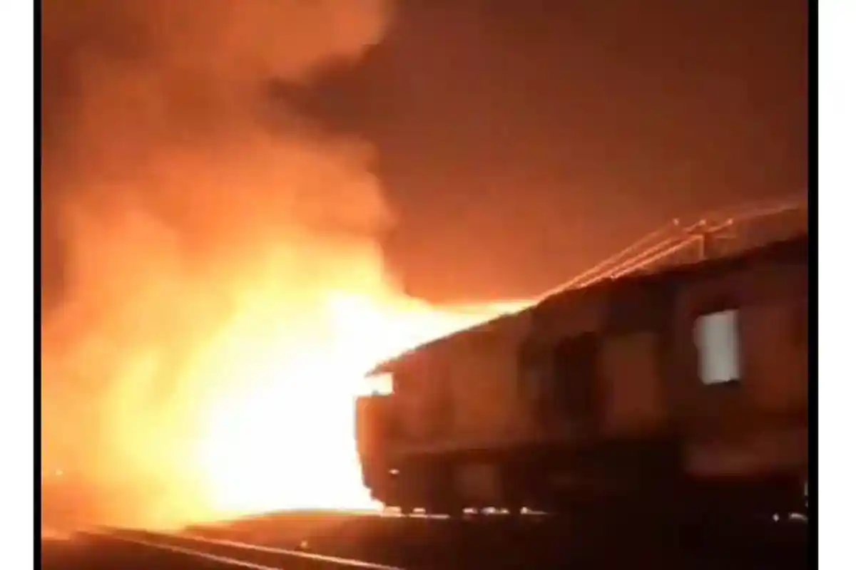 Viral Video Kereta Terjang Kobaran Api, Ini Penjelasan KAI