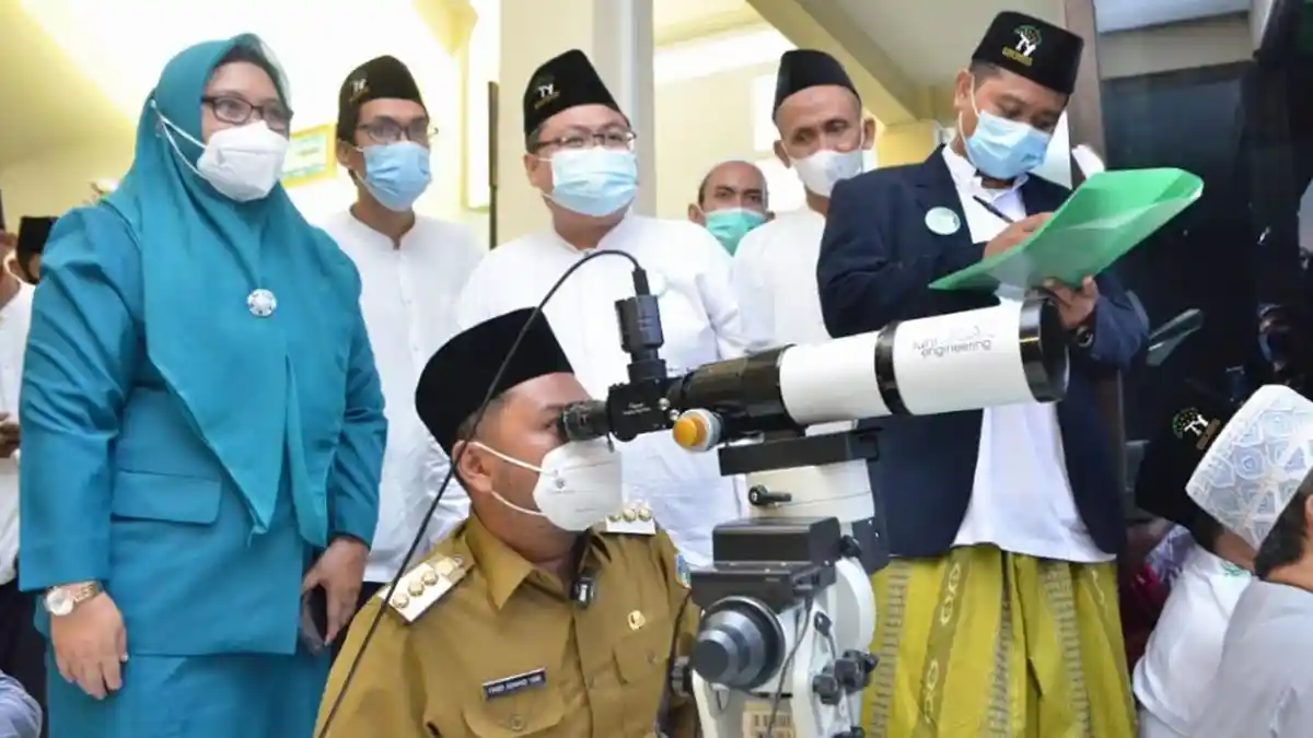 Hilal Terlihat di Gresik Pukul 17.30 WIB Setelah Hujan, Rukyatul Hilal di Ponorogo Gagal Melihat