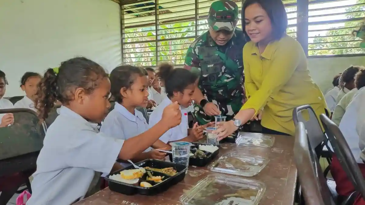 Satgas TMMD Ke-123 Laksanakan Program Pemberian Makanan Bergizi Gratis di SD YPK Ambrisau
