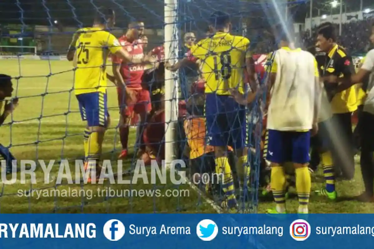 GALERI FOTO: Momen Menegangkan Saat Aji Saka, Kiper Persegres Kejang-Kejang saat Hadapi Arema FC