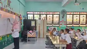 SEKOLAH-RAKYAT-2025-tengah-mempersiapkan-peluncu-guru-mengajar-murid-di-kelas.jpg