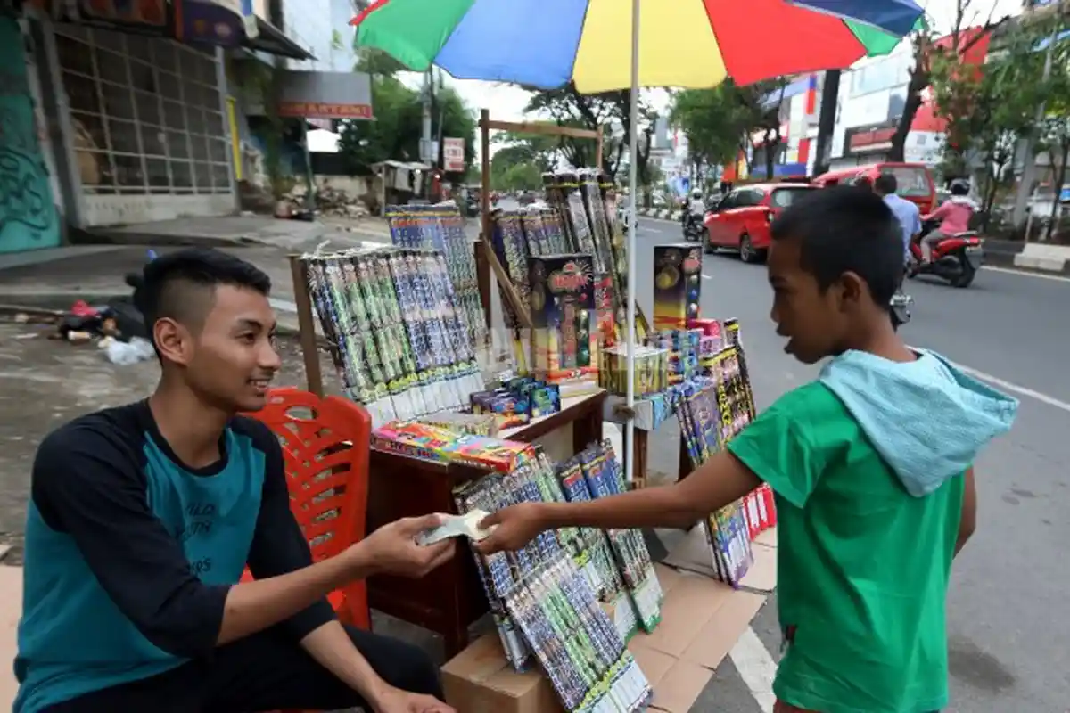 FOTO: Jelang Pergantian Tahun, Pedagang Petasan dan Kembang Api Mulai Marak di Jalan - 25122018_kembang_api.jpg