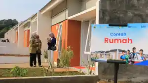 Petugas-dari-Bank-BTN-menunjukkan-rumah-contoh-Program-Rumah-untuk-Tenaga-Kesehatan-Indonesia.jpg