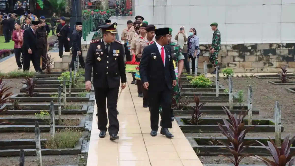 Peringati Hari Pahlawan, Kapolres Binjai Ziarah Bersama ke Makam Pahlawan 