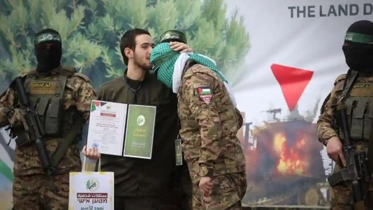 Sandera Israel Cium Dahi Pejuang Al-Qassam saat Dibebaskan Picu Reaksi Global