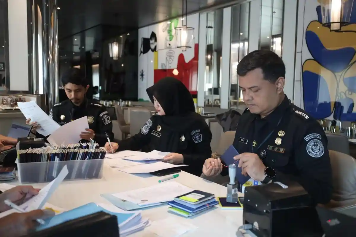 Sandar di Pelabuhan Makassar, Kapal Pesiar MS Scenic Eclipse II Diperiksa Petugas Imigrasi Makassar 