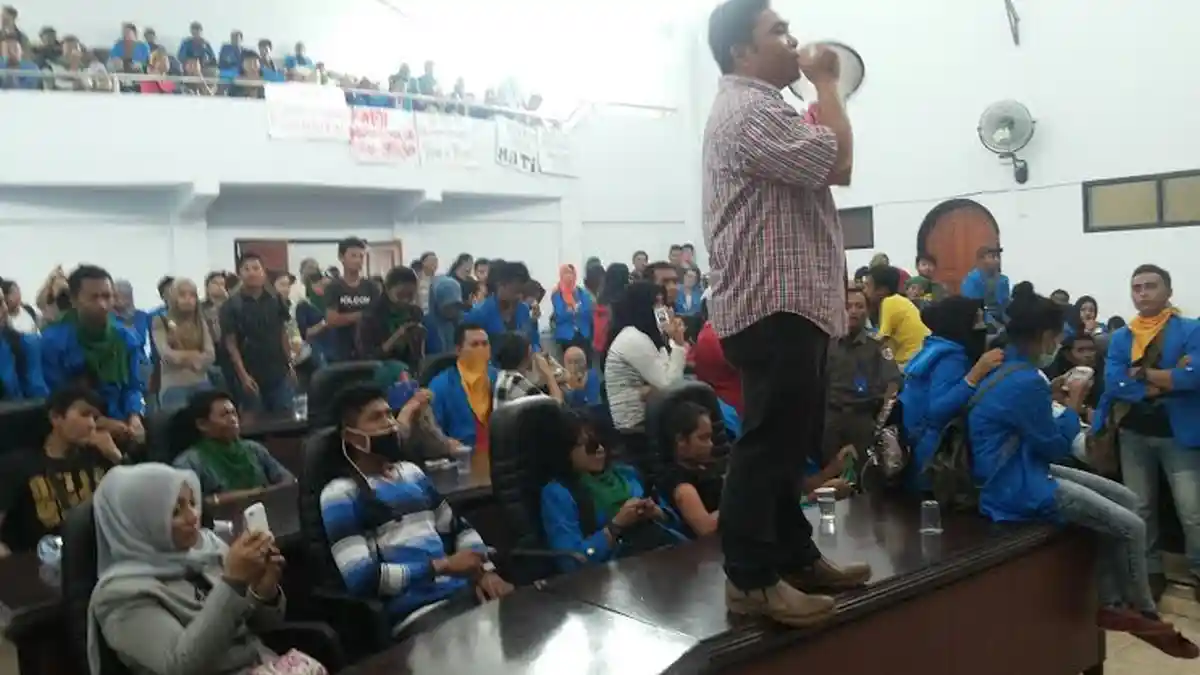 FOTO BREAKING NEWS: Naik di Meja! Cara Legislator Kotamobagu Terima Mahasiswa