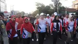 Wali-Kota-Eva-Dwiana-ikut-jalan-sehat-HUT-Bandar-Lampung.jpg