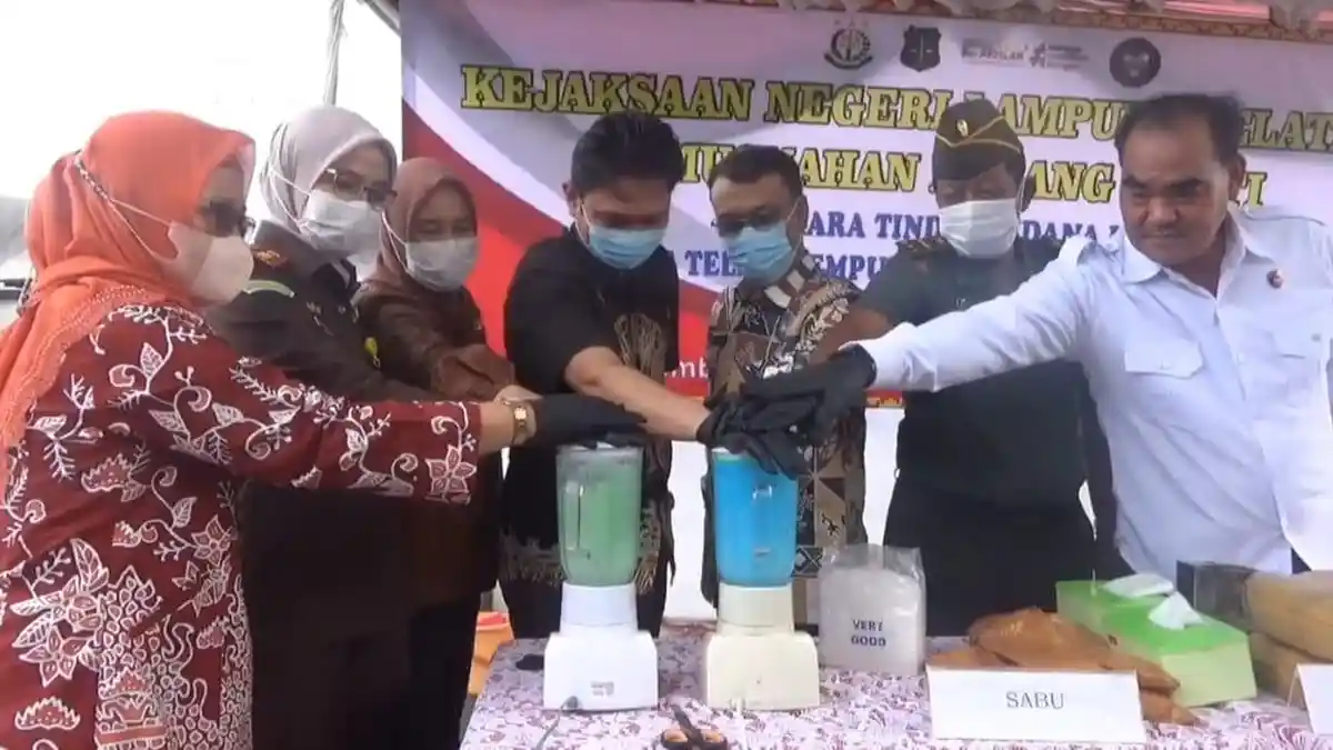 Kejari Lampung Selatan Musnahkan Barang Bukti Kasus Curat dan Asusila