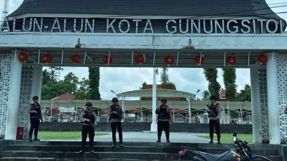 Pengamanan Humanis Brimob Polda Sumut Warnai Perayaan Imlek 2026 di Gunungsitoli