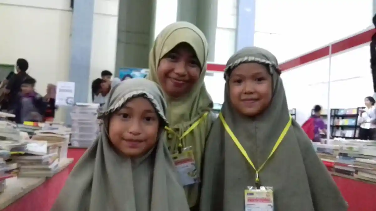 Komik WHY Paling Diburu Murid SD Makassar di Pesta Buku Gramedia