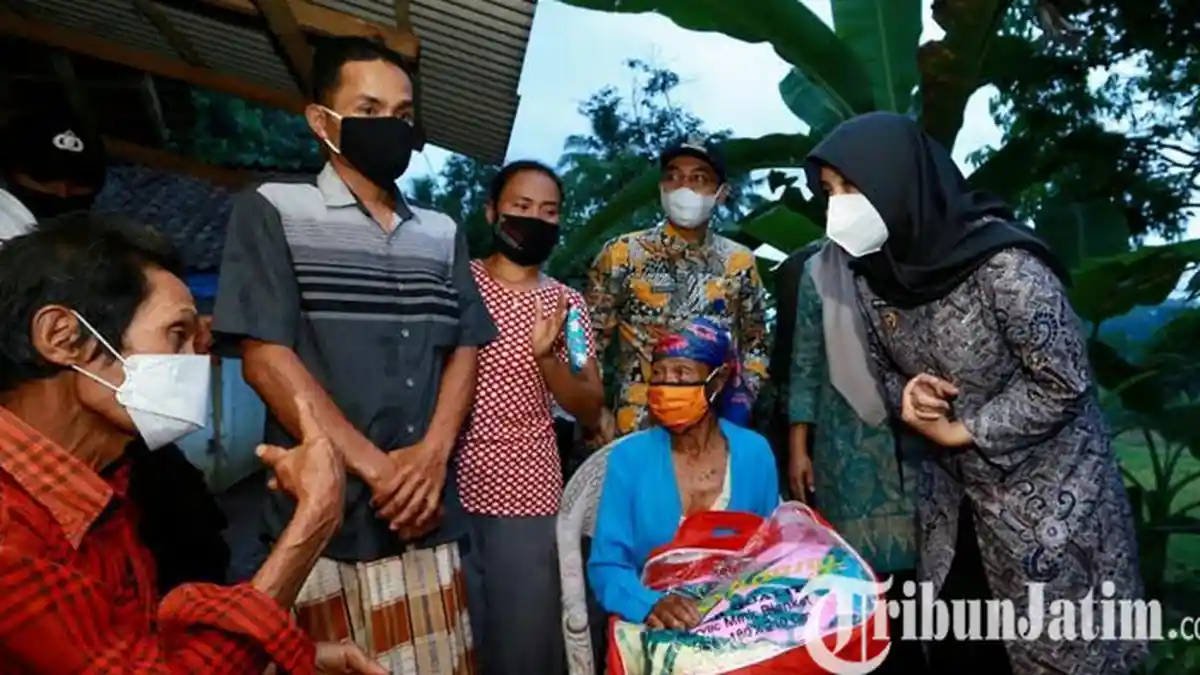 Bupati Banyuwangi, Ipuk Temui dan Beri Bantuan Keluarga Korban Longsor di Desa Pakel