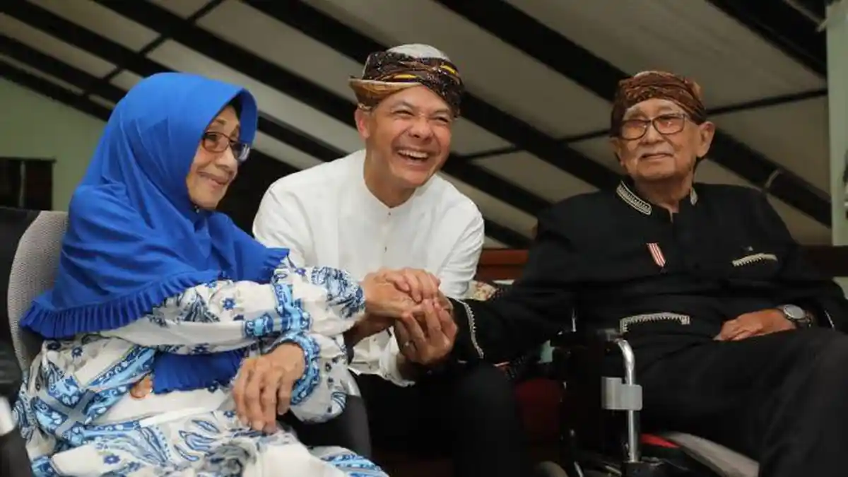 Temui Solihin GP, Ganjar Dapat Hal Tak Terduga dan Diberi Ikat Barangbang Semplak Bermotif Kujang
