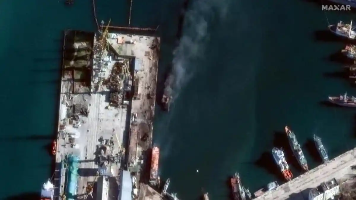 Gambar Satelit Maxar Tunjukan Kapal Angkatan Laut Rusia Terbakar Kena Serangan Ukraina di Krimea