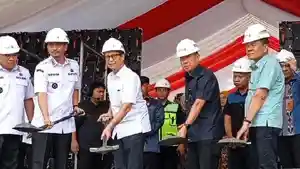 Budi-Gunadi-Sadikin-saat-meletakan-batu-pertama-pembangunan-RSUD-Konawe-Kepulauan.jpg