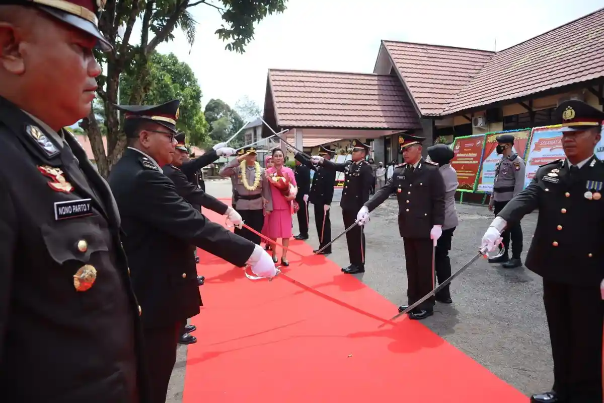 Polres Melawi Lepas AKBP Sigit dengan Tradisi Pedang Pora dan Diantar oleh Seluruh Personel