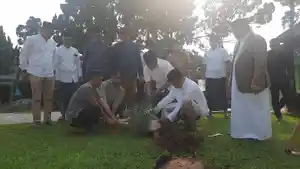 Pj-Bupati-Bogor-Asmawa-Tosepu-kanan-depanmenyembelih-hewan-kurban.jpg