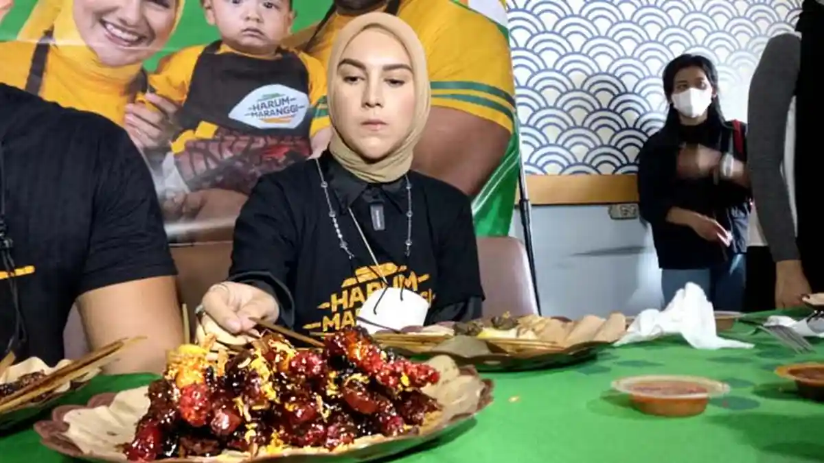 Sama-sama Doyan Sate, Ammar Zoni dan Irish Bella Buka Kedai Sate Harum Maranggi di Depok