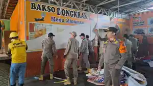 20240507_Satpol-PP-Samarinda-melakukan-pembongkaran-bangunandi-Rumah-Makan-Bakso-Dongkrak.jpg