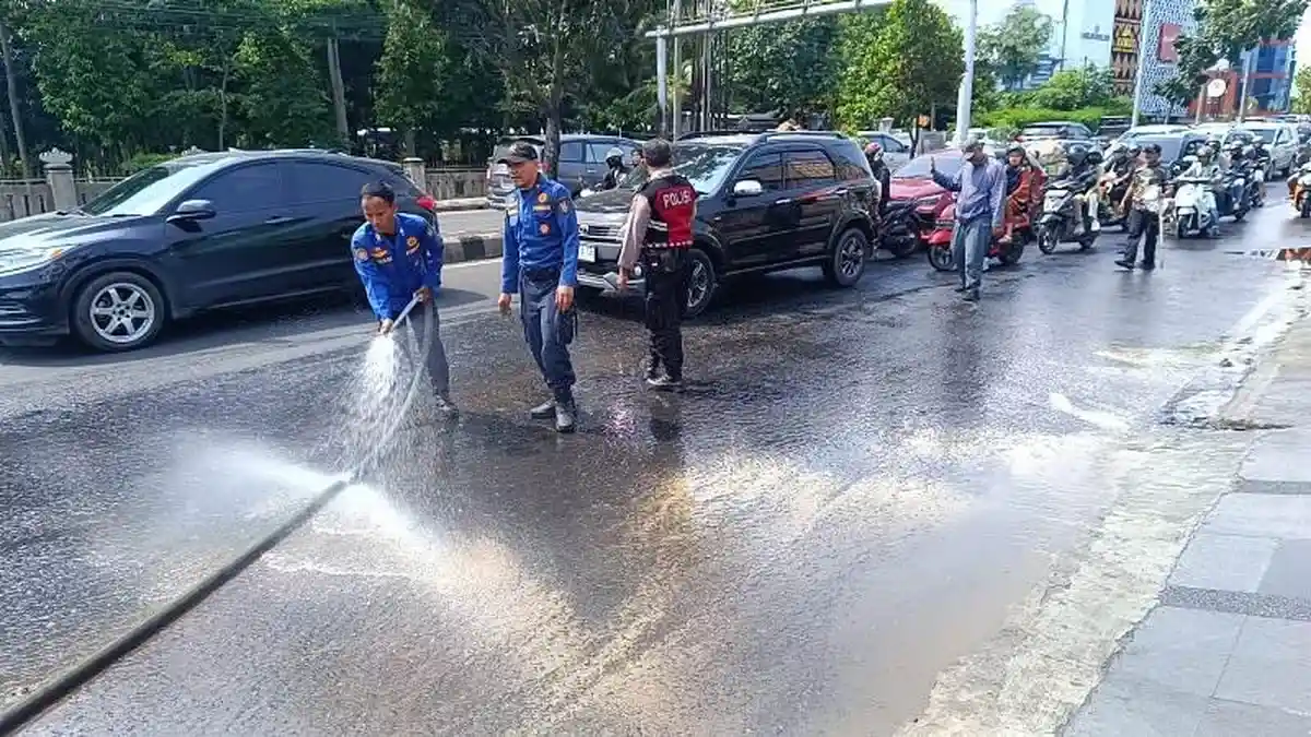 5 Pengendara Motor Terjatuh Akibat Tumpahan Solar di Jalan ZA Pagar Alam