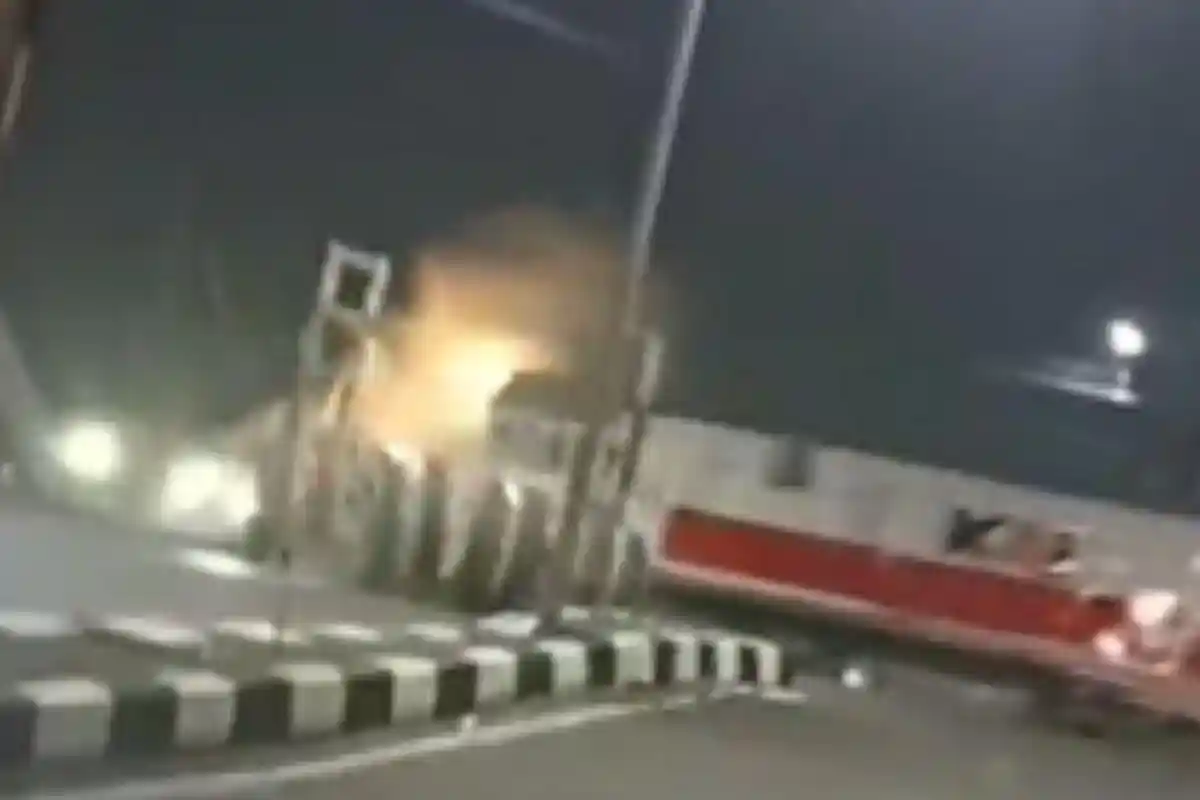 Informasi Keterlambatan Kereta Imbas KA Brantas Jakarta-Blitar Tabrak Truk Trailer di Semarang