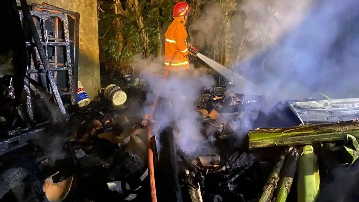 Akibat Percikan Api dari Tungku, Dapur Warga di Nangkasawit Purbalingga Terbakar 