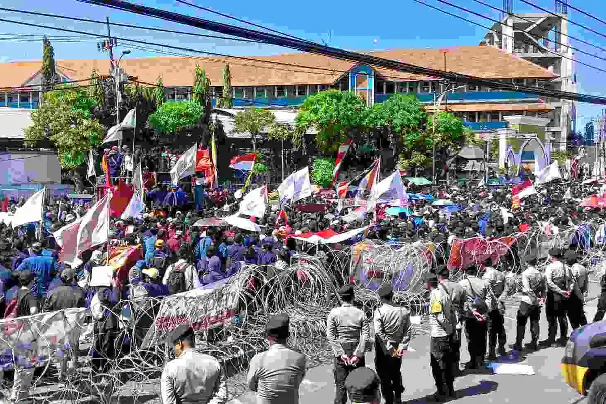 Demo Mahasiswa Kawal Putusan MK di DPRD Jatim Diwarnai Kericuhan